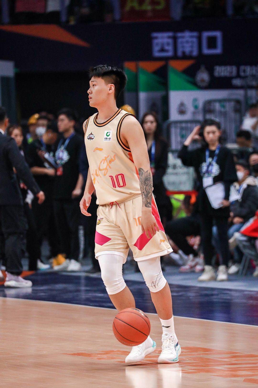 赛地聚焦——CBA常规赛加时末段热度飙升，克里夫兰骑士回应争议，赛场秩序良好，球队文化再被提及的简单介绍-爱游戏官方网址